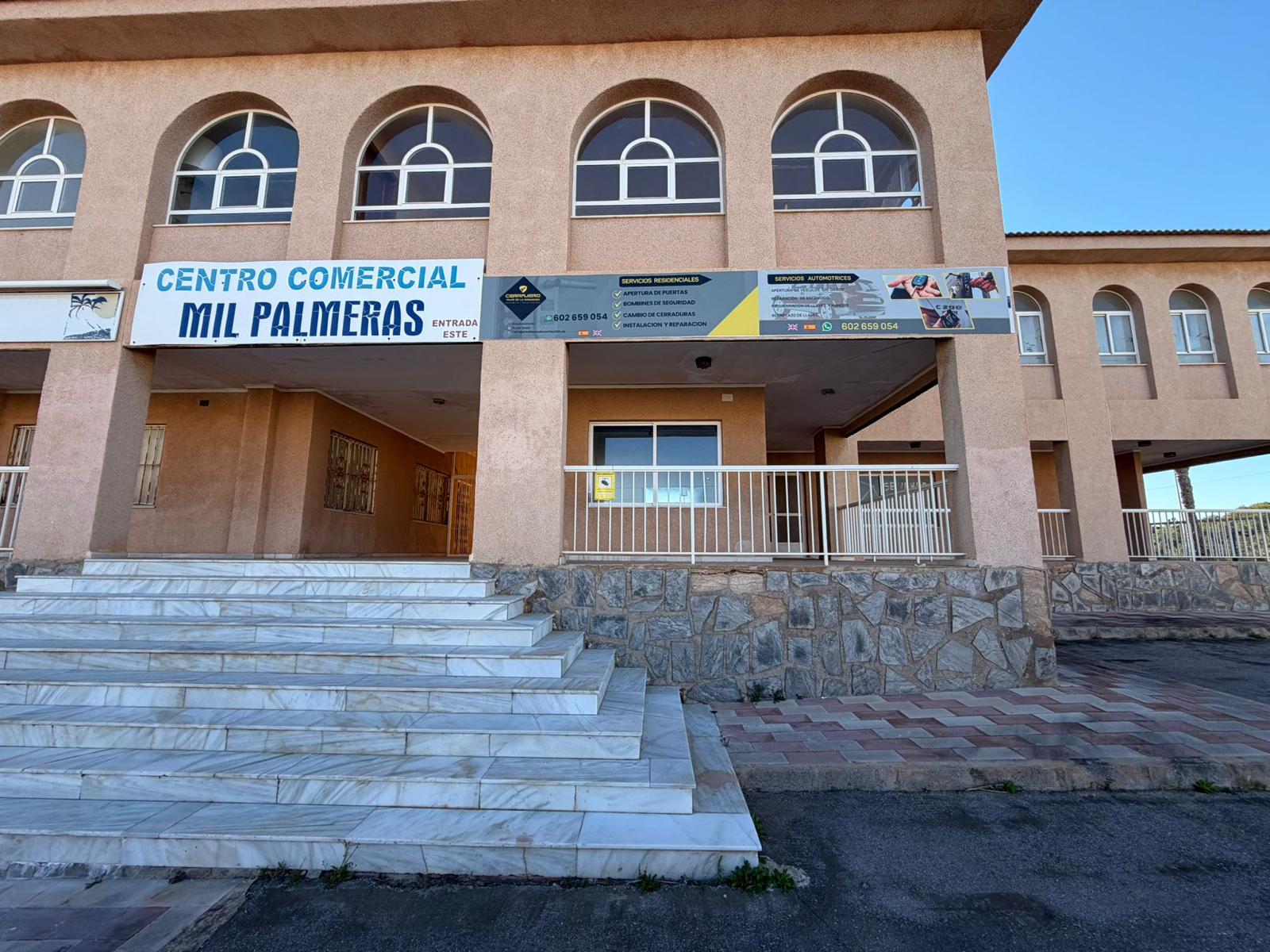 Exterior de la tienda Cerrajero Pilar de la Horadada